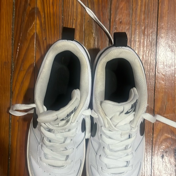 Women’s NIKE Shoes, White and Black, Size 6. - Picture 7 of 7